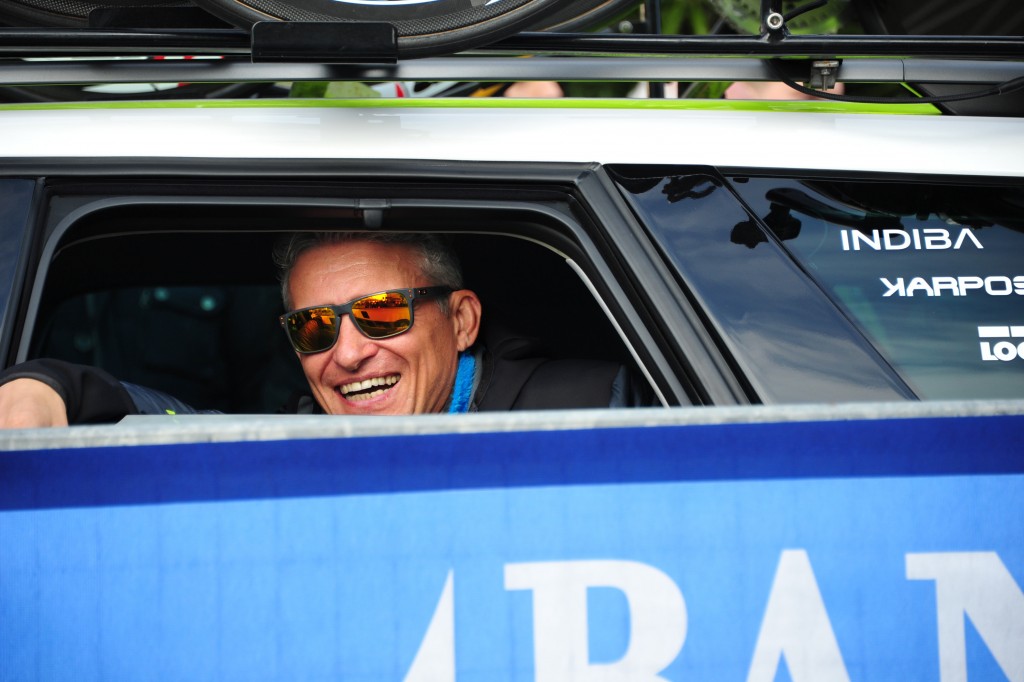 Tinkov zit in ploegleiderswagen: “Dat zet onze renners onder druk”