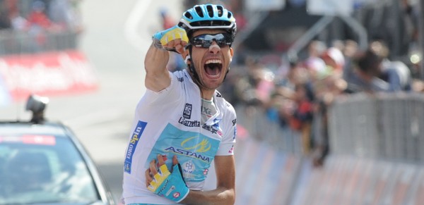 Giro 2015: Aru soleert naar zege, Kruijswijk raakt bergtrui kwijt