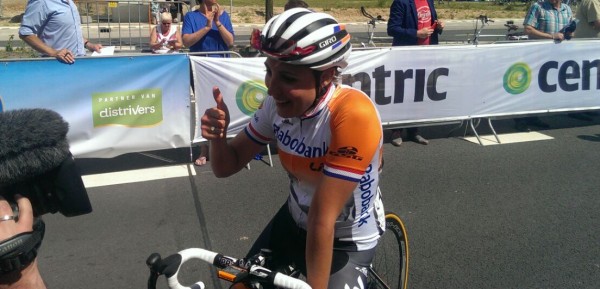 Lucinda Brand ziet ploeggenote Van der Breggen winnen: “Mooi”
