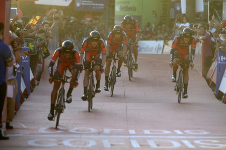 Vuelta 2015: BMC wint merkwaardige ploegentijdrit, Peter Velits pakt rood