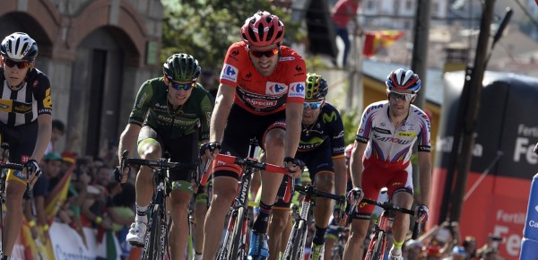 Vuelta 2015: Dumoulin raakt rood kwijt aan Aru en duikelt van podium