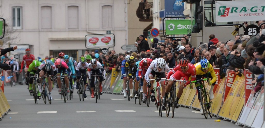 Matthews wint etappe Parijs-Nice na declassering Bouhanni