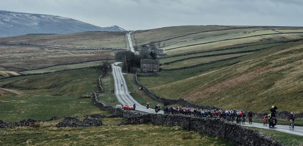 Seingever ontkomt ternauwernood aan ongeluk in Tour de Yorkshire
