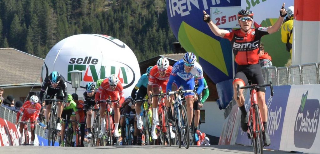 Rohan Dennis sprint bergop naar ritzege in Tour of the Alps