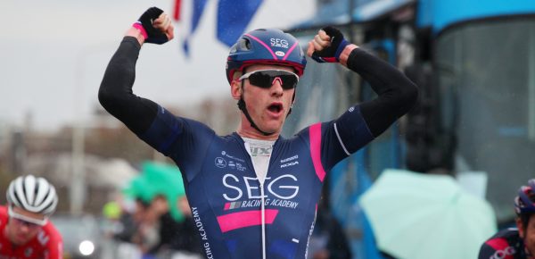 Marten Kooistra wint Parijs-Tours U23 na solo van 50 kilometer
