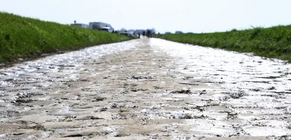Voorbereidingen op Parijs-Roubaix in volle gang: GOAT’s geven kasseien een opknapbeurt