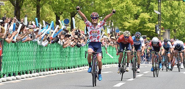 Takeaki Amezawa wint eerste rit in lijn Tour of Japan, Raymond Kreder vierde
