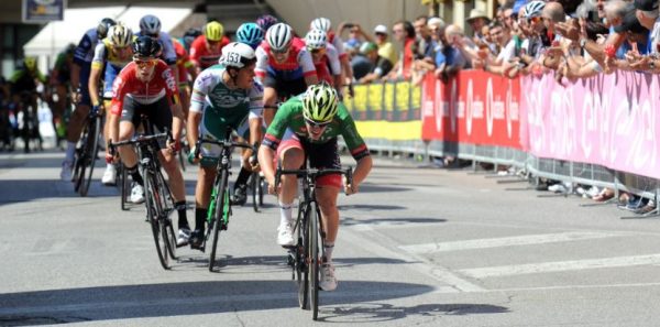 Dainese wint chaotische ochtendetappe Giro d’Italia U23, Vlasov nieuwe leider