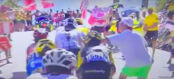 Froome krijgt zet van toeschouwer, val Nibali door motard