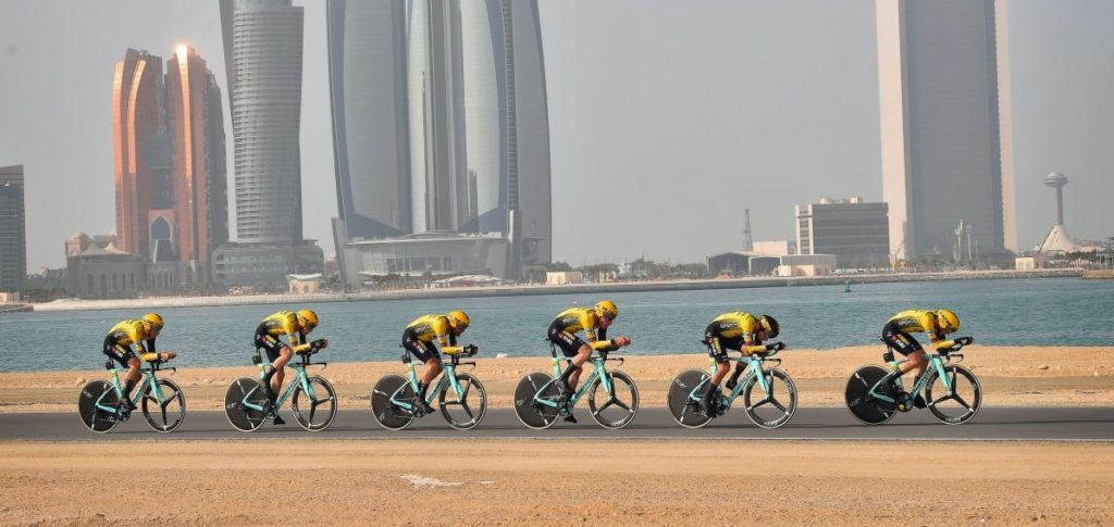 Jumbo-Visma begint UAE Tour met winst in de ploegentijdrit, Roglic leider