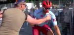 Giro 2019: Haller scheldt toeschouwer die bidon afpakt de huid vol