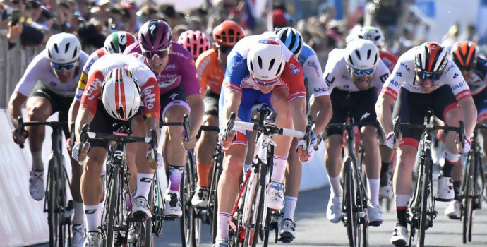 Giro 2019: Liveblog – Ewan de beste in koninklijke sprint
