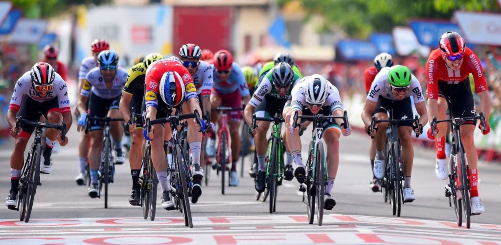 Vuelta 2019: Fabio Jakobsen houdt Sam Bennett af na millimetersprint
