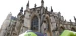 Vuelta-peloton gaat lopend door Grote Kerk van Breda