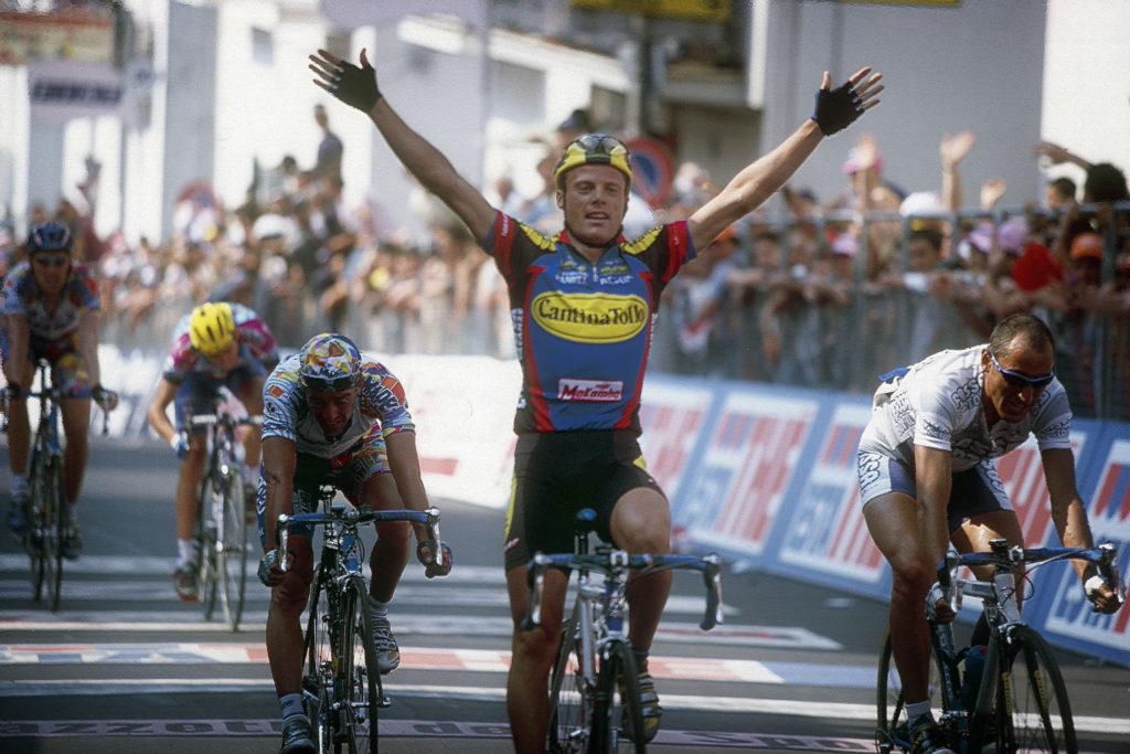 Danilo Di Luca wint in 2000 een Giro-etappe