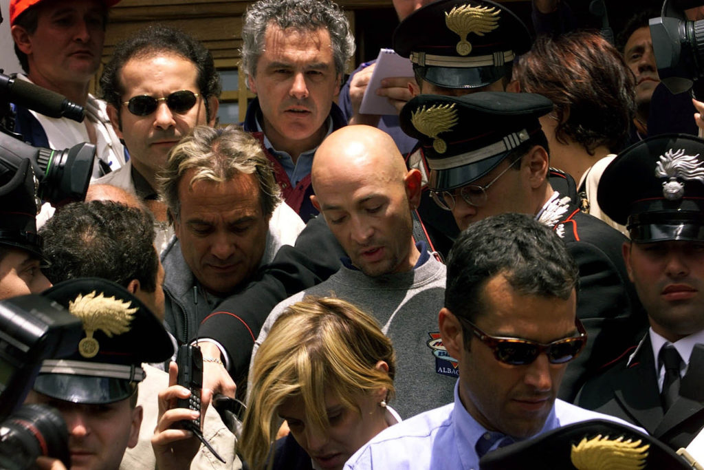 Marco Pantani verlaat onder politie begeleiding het hotel 