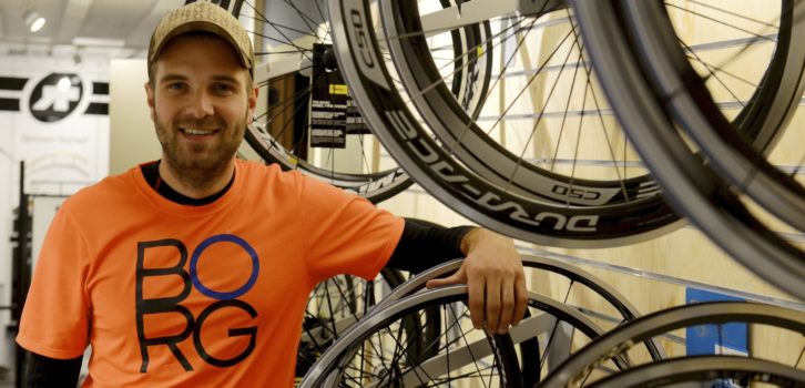 Ingeplante defibrillator redt leven van Niels Albert tijdens fietstochtje