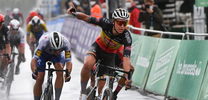 Tim Merlier wint regenachtige Brussels Cycling Classic