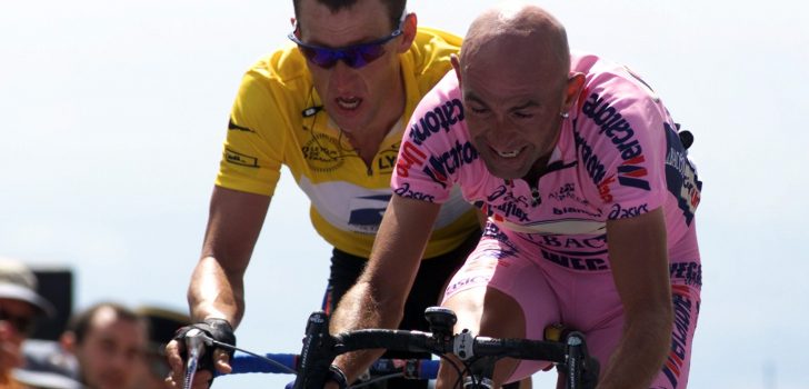 Davide Cassani overhandigt Ventoux-fiets aan moeder Pantani