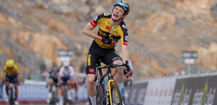 Jonas Vingegaard wint bergrit naar Jebel Jais, Ben Hermans negende