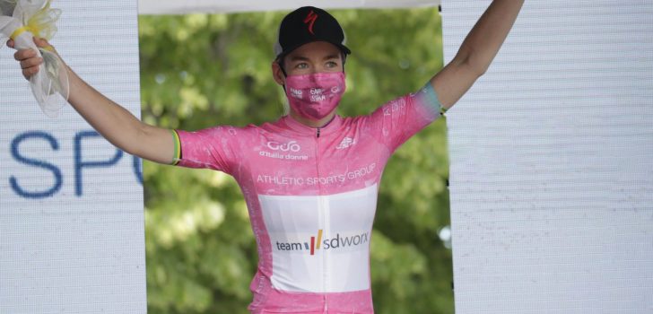 Van der Breggen rijdt twaalf rensters buiten tijdslimiet in Giro-tijdrit