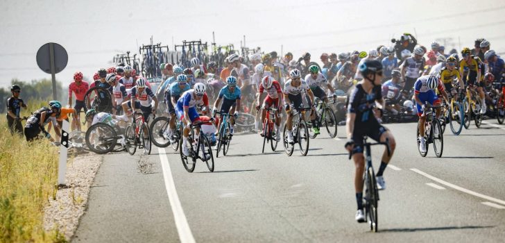 Vuelta 2021: Taaramäe en Bardet betrokken bij massale valpartij in slotfase vijfde rit
