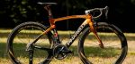 Olympisch kampioen Carapaz krijgt gouden fiets van Pinarello