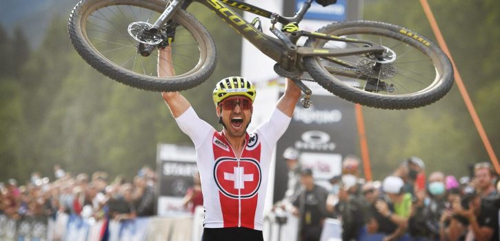WK mountainbike: Nino Schürter grijpt negende (!) wereldtitel, Vader eindigt als tiende