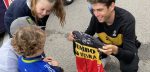 Vertederend beeld: Zoontje Mark Cavendish krijgt van zijn idool Wout van Aert een truitje cadeau