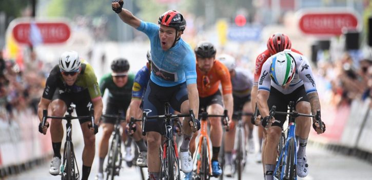 Ethan Hayter slaat dubbelslag na chaotische laatste kilometer in Tour of Britain