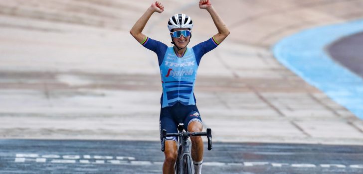 Elizabeth Deignan zegeviert in Parijs-Roubaix voor vrouwen na solo van 81 kilometer, Vos tweede