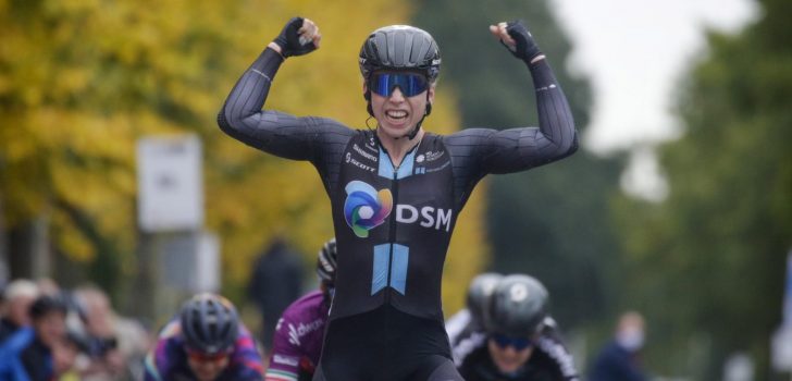 Lorena Wiebes buit overtal Team DSM uit in Ronde van Drenthe