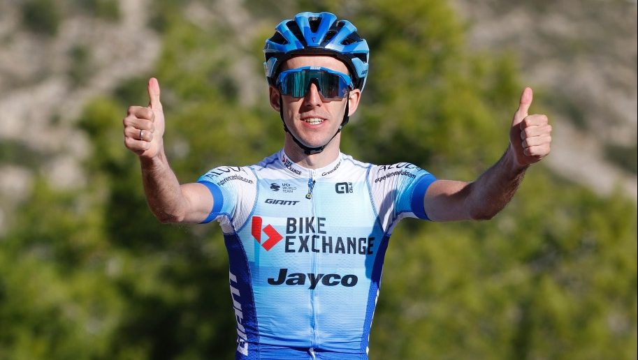 Simon Yates grijpt de macht in Vuelta Asturias: “Eindklassement is het doel”