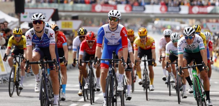 Andrea Bagioli zegeviert in slotrit Ronde van Catalonië, Sergio Higuita eindwinnaar
