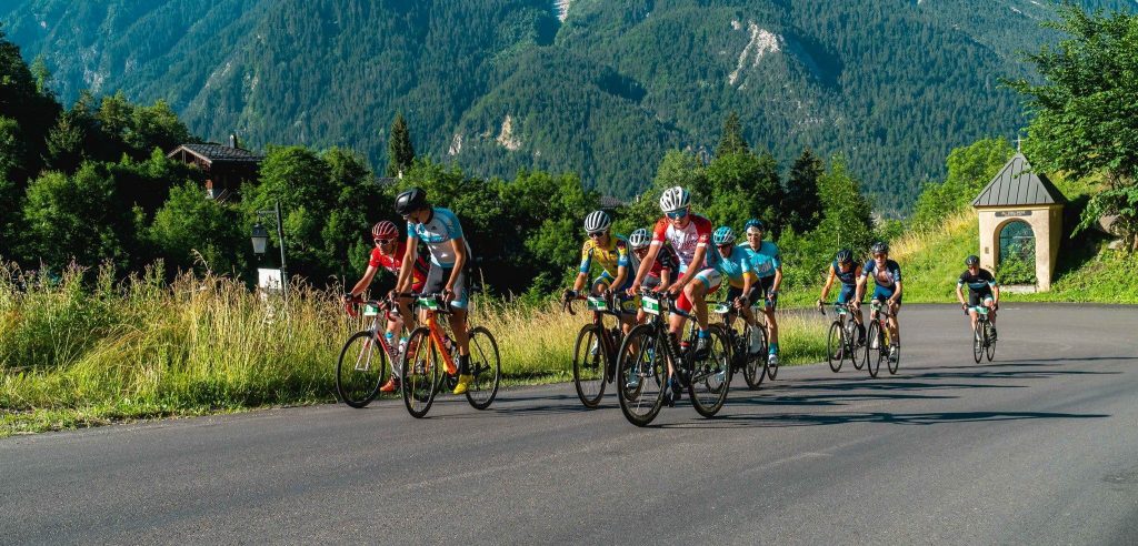 En route naar de Col de la Loze Challenge: koersen door het hart van de Alpen