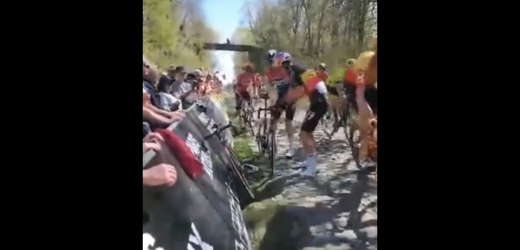 Kromgetrokken achterwiel dwong Wout van Aert tot fietswissel in Parijs-Roubaix