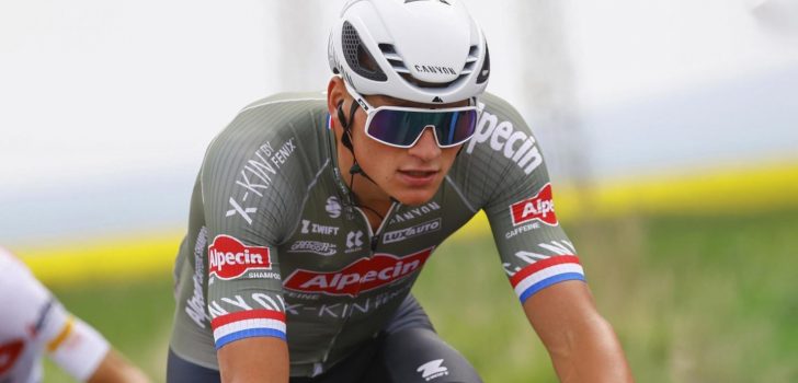 Giro 2022: Mathieu van der Poel vermaakt fans met wheelie