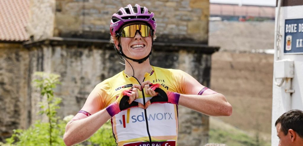 Demi Vollering opnieuw de beste in Itzulia Women na zware etappe