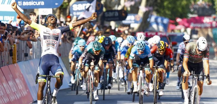 Biniam Girmay schrijft historie met ritzege in Giro d’Italia: “Ongelooflijk”
