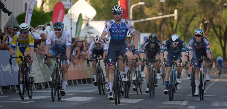 Jakobsen neemt sportieve revanche in Ronde van Hongarije, Kooij komt ten val