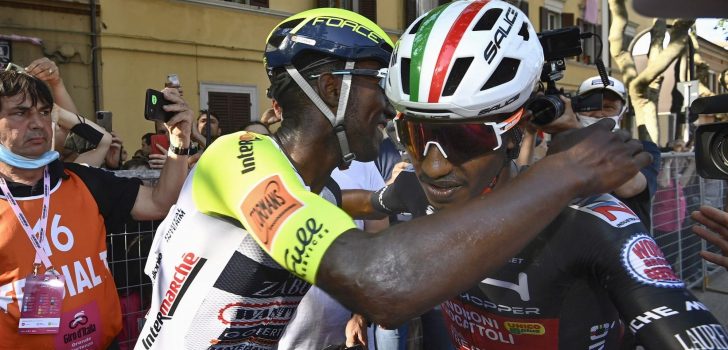 Giro 2022: Natnael Tesfatsion knijpt in de remmen