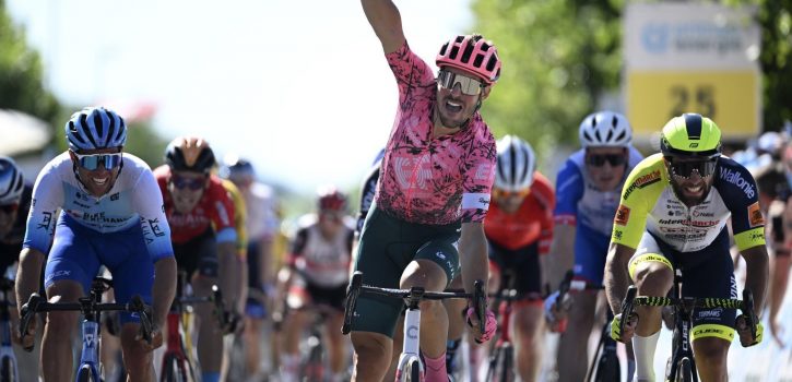 Alberto Bettiol (tweede) komt juichend over de meet in Ronde van Zwitserland