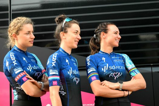 Team SD Worx start in shirt dat Amy Pieters heeft ontworpen in Tour de France Femmes