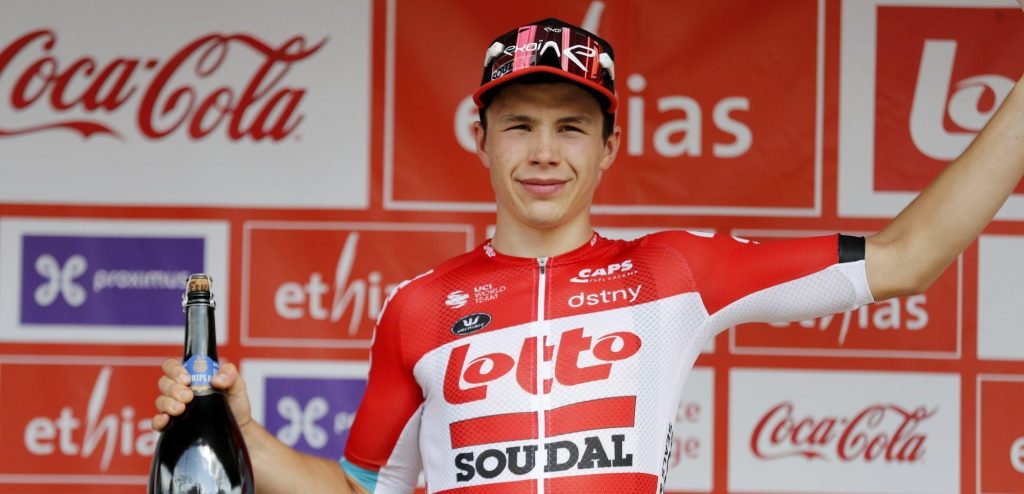 Arnaud De Lie met schrik vrij na valpartij op kasseien in Tour de Wallonie