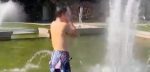 Opmerkelijk: Tom Pidcock duikt fontein in om af te koelen na snikhete Tourrit