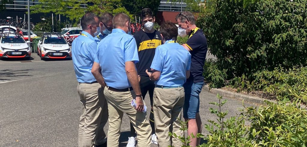 Tour 2022: Wout van Aert krijgt na conclaaf met jury waarschuwing voor weggooien bidon