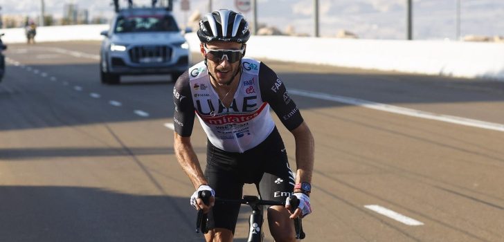 Niemand die Adam Yates kan kloppen op ‘zijn’ klim in UAE Tour: “Wist dat ik vroeg moest aanvallen”