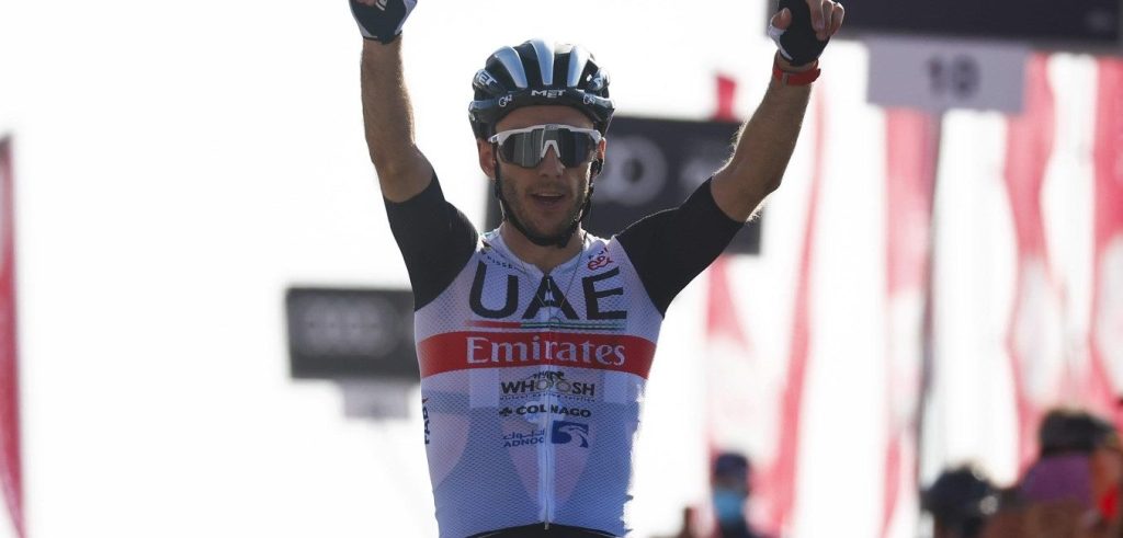 Adam Yates klopt Remco Evenepoel op Jebel Hafeet, Belg wel eindwinnaar UAE Tour