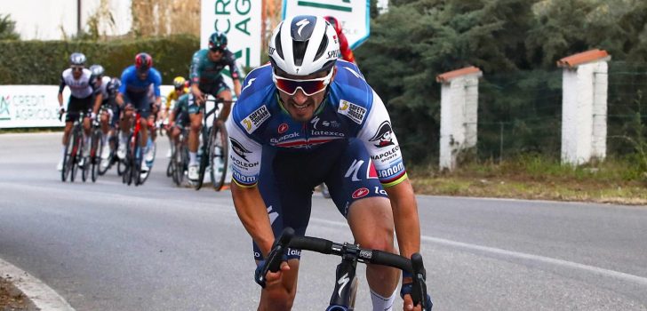 Julian Alaphilippe ontvangt boete voor afzetten helm tijdens Tirreno-rit