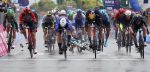 Giro 2023: Kaden Groves wint natte en incidentrijke rit in Salerno, valpartijen Evenepoel en Roglic